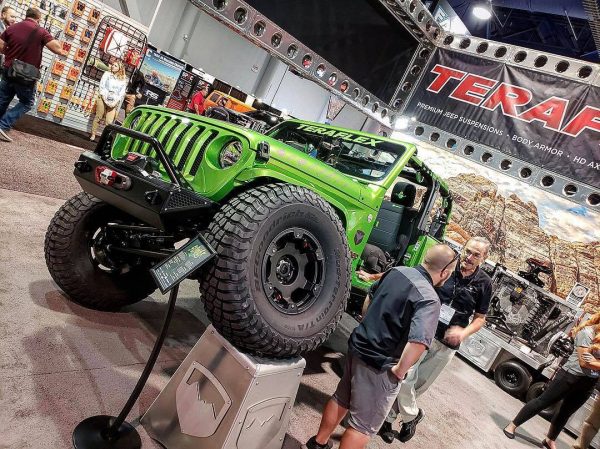 TotalZParts_Teraflex-Nomad-JL-JLU-JK-JKU-Off-Road-Wheel-Cast-Alloy-Air-Deflator-Valve_Metallic-Black-Titanium-Gray