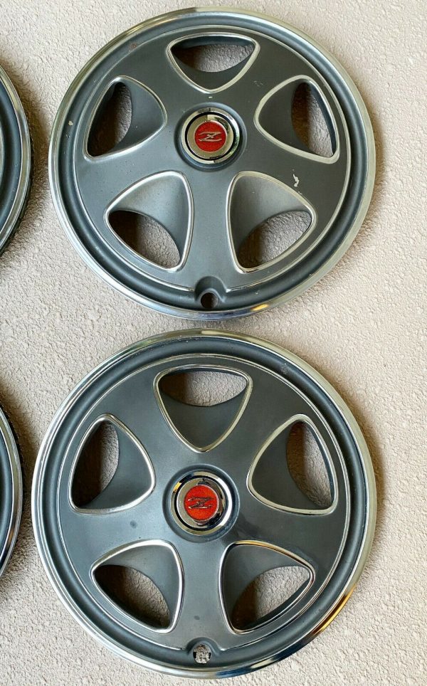 TotalZParts_Datsun-240z-26-z-hubcaps-gray-2-metal-set_1972-1975-right