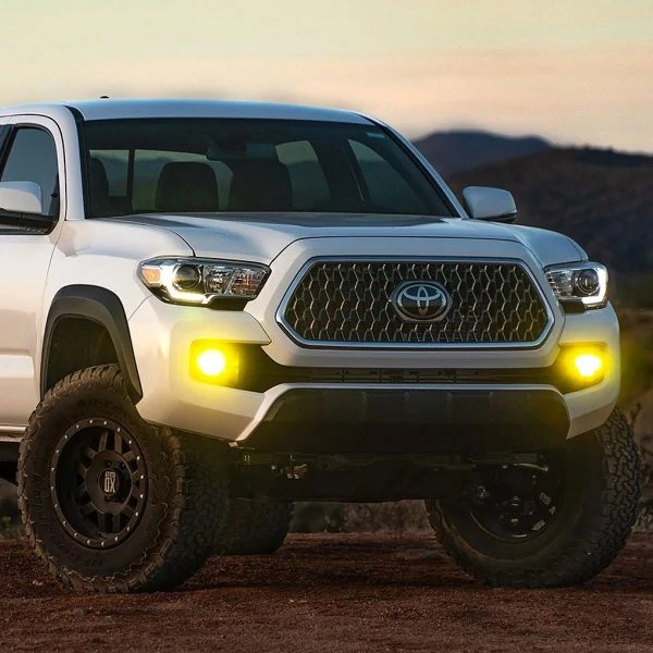 Rigid-SAE-Fog-Lights-Kit-Round-LED-Toyota-Tacoma-4runner-Tundra_37101-amber-yellow-truck